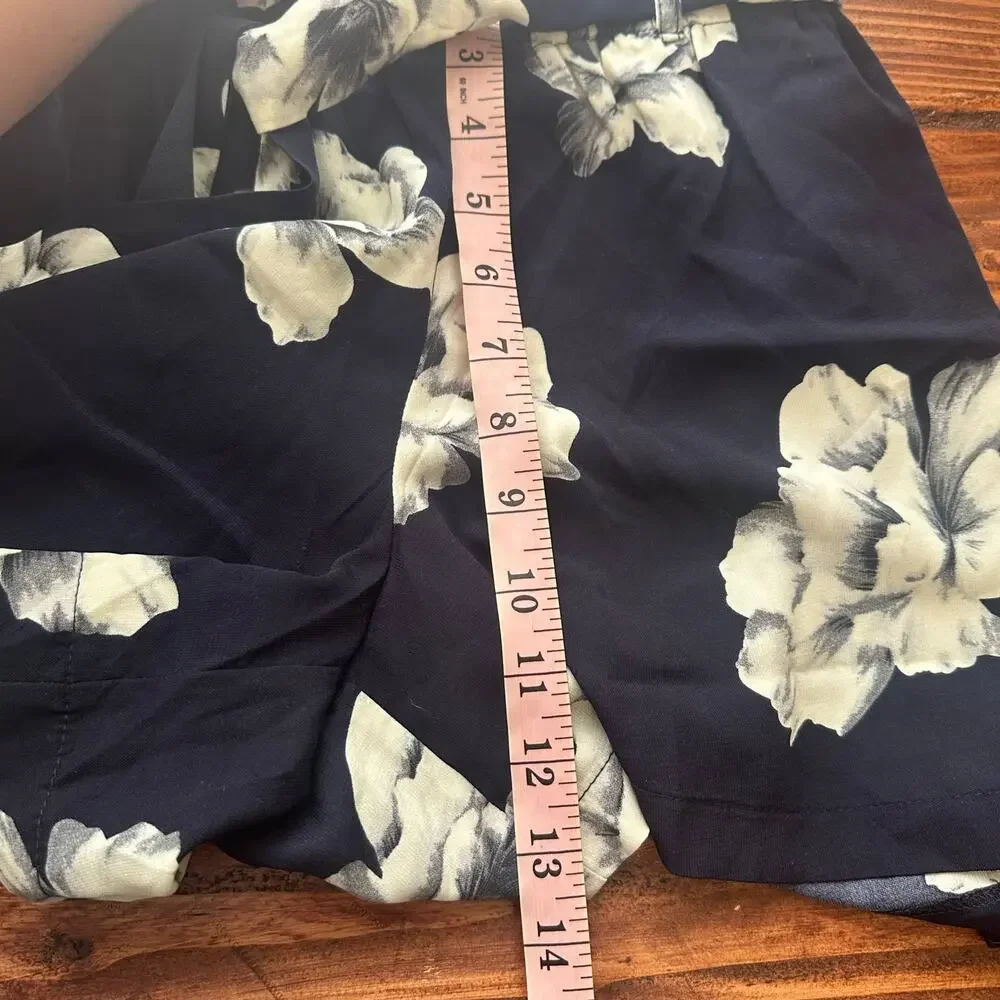NEW IJOAH Women's Kadie Floral Shorts Navy White Size Medium Vacation Tropical